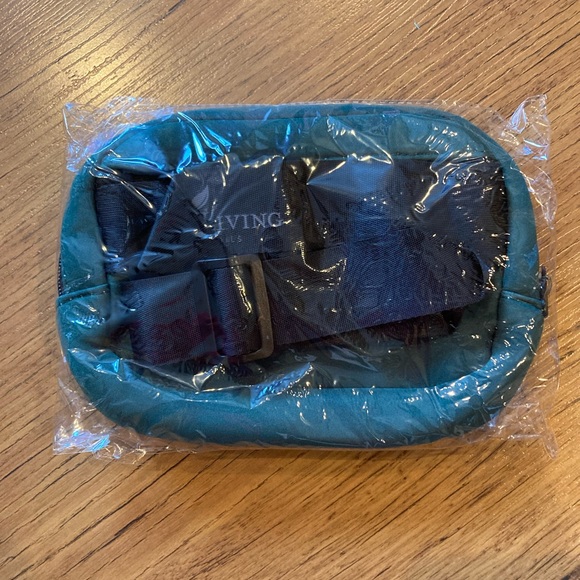 Young Living Winter Wellness Belted Bag - Picture 3 of 3